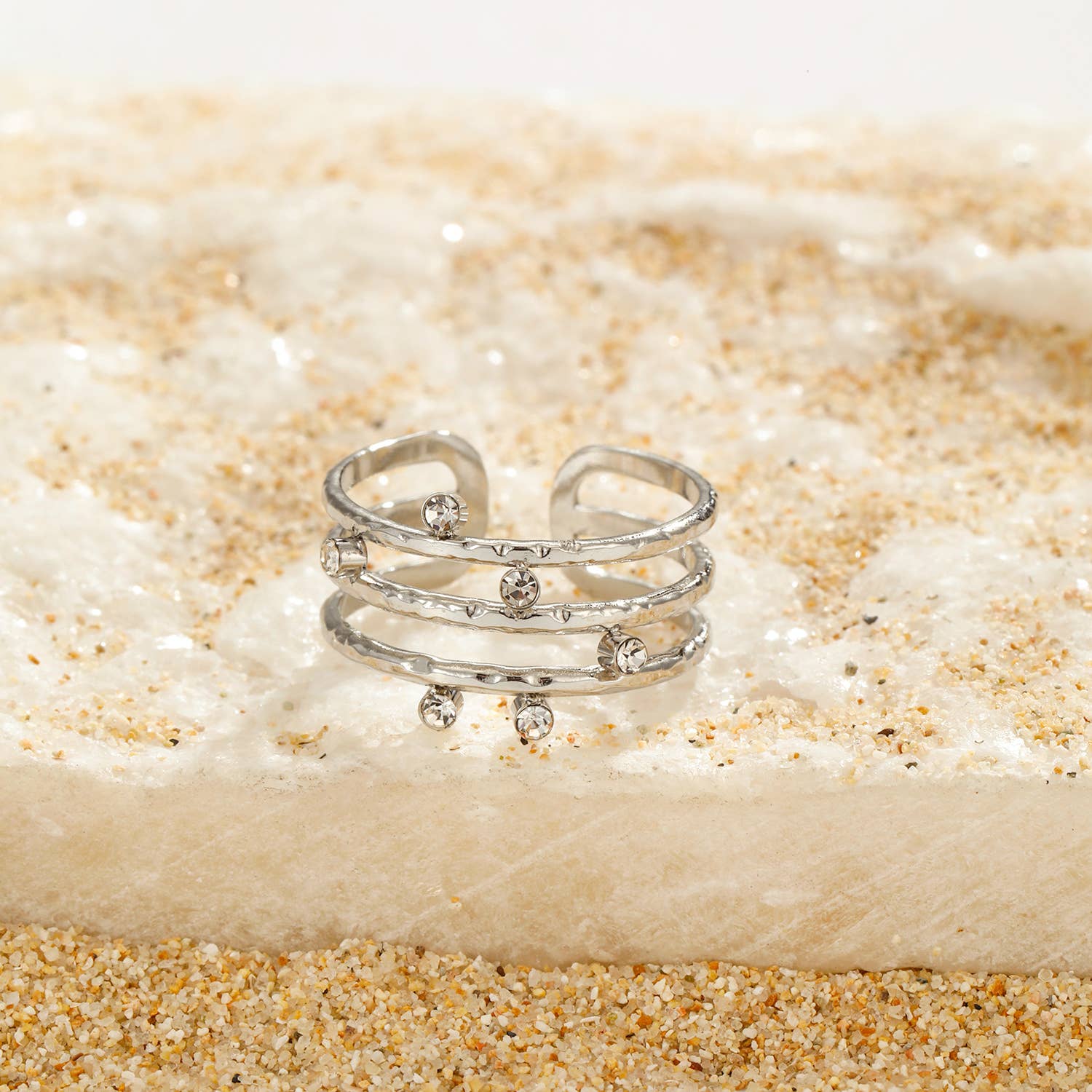 Kapyco - Vendita all'ingrosso Anelli multipietra - Anello in acciaio inox BG310154 con cristalli e effetto martellato1