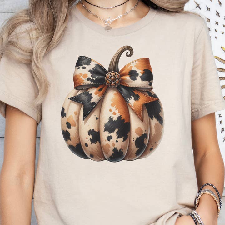 Par.tees by Party On! - Vendita all'ingrosso Maglietta serigrafata - Donna - Maglietta grafica autunnale in pelle di mucca con zucca e tema campestre