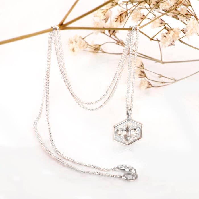 Collier à breloques Honey Bee en argent sterling pour la vente par The Jewellery Store London