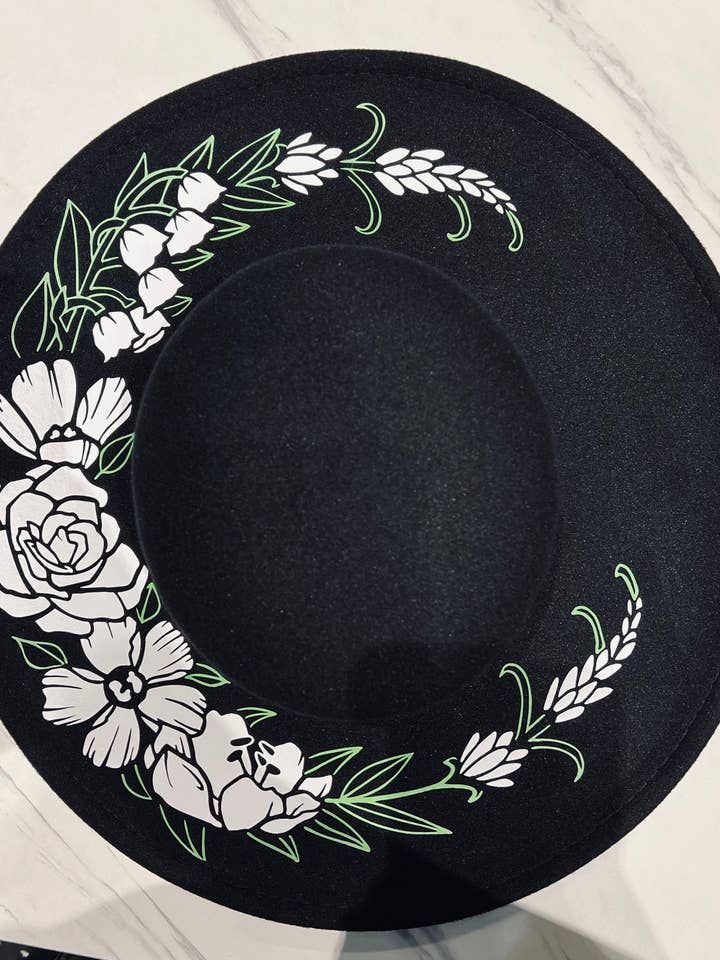 Sombrero vegano de fieltro de ala ancha, parte superior plana, ala XL, «Luna creciente floral» para venta al por mayor de Witchwood Bags