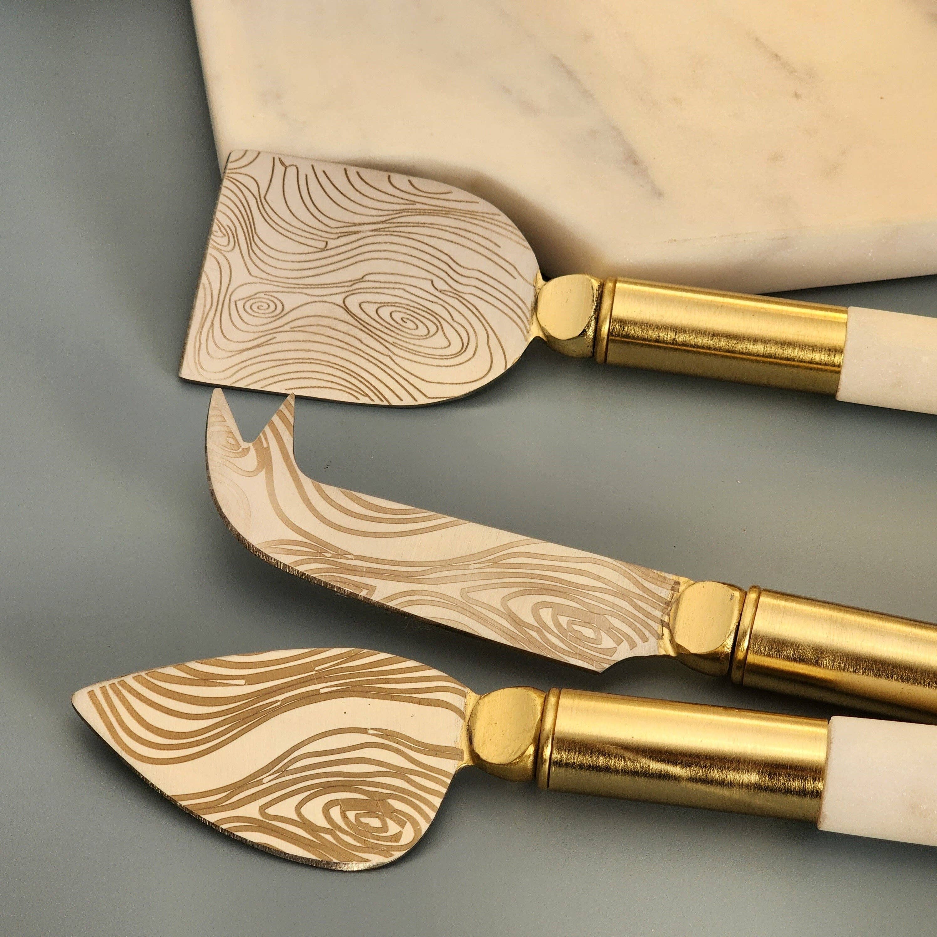 Gibb & Daan - Vente Couteaux à fromage - Poignées en marbre blanc et laiton, ensemble de couteaux à fromage gravés1