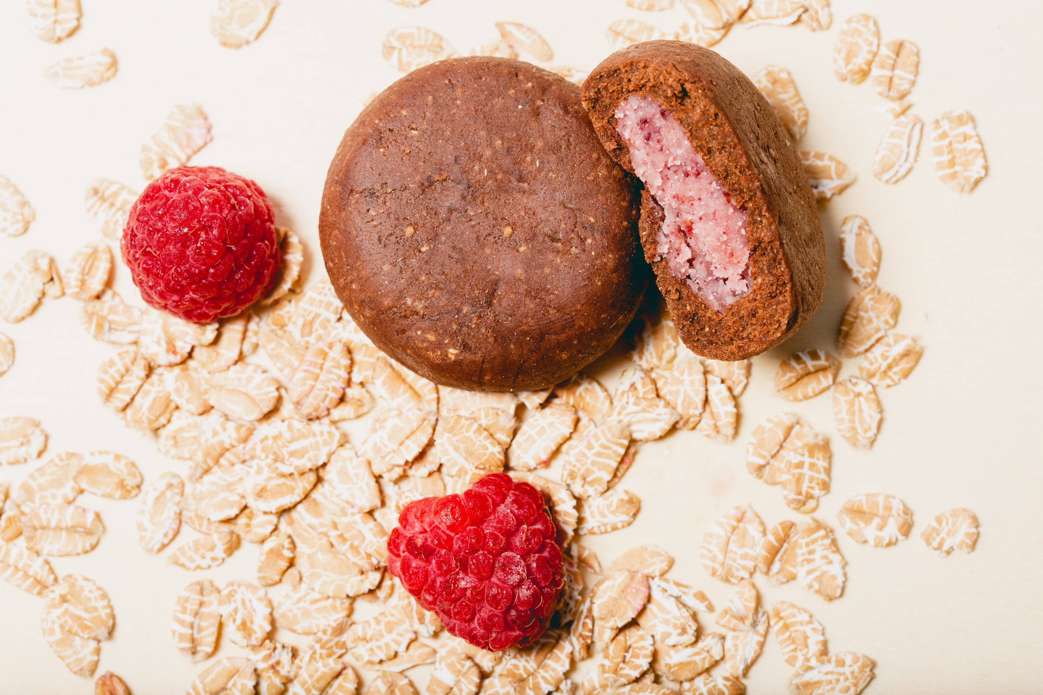 Livi's – Engroshandel Chokoladeovertrukket slik – Økologiske dadelkugler med hindbær, kokos og kakao3