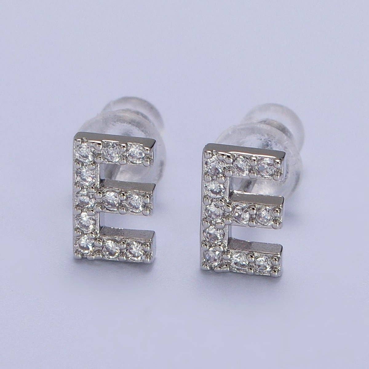 Aim Eternal – wholesale Solitärörhängen – Vitguldfyllda små initialbokstavsörhängen med diamant CZ i silver | AD-120-AD-1454