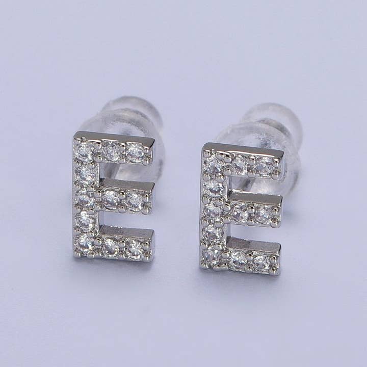 Aim Eternal – wholesale Solitärörhängen – Vitguldfyllda små initialbokstavsörhängen med diamant CZ i silver | AD-120-AD-1454