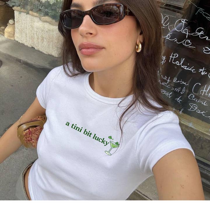 T-shirt bébé de la Saint-Patrick, chemise martini irlandaise amusante pour la vente par FizzCandy Designs