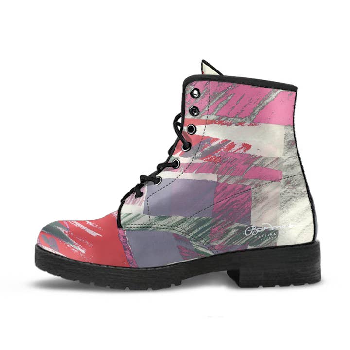 Bottes en cuir coloré de printemps en collage conçu de manière abstraite (végétalien) pour la vente par BettinaMarksCollections