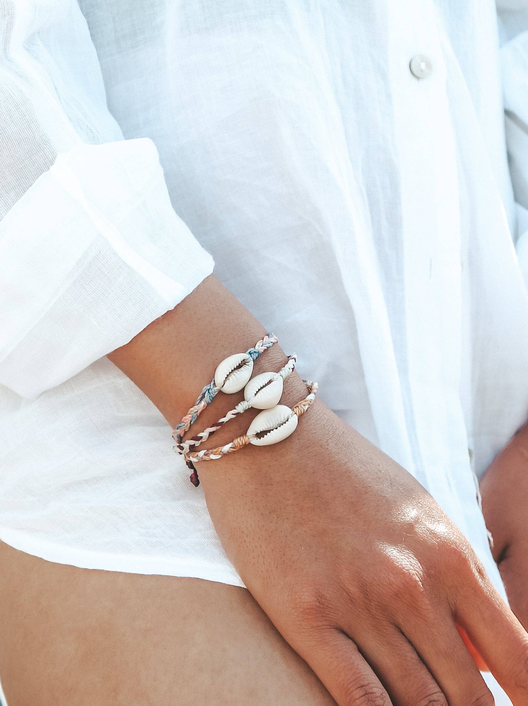 Bali Soul – Engroshandel Perlearmbånd – Lakey armbånd med cowrie-skaller3