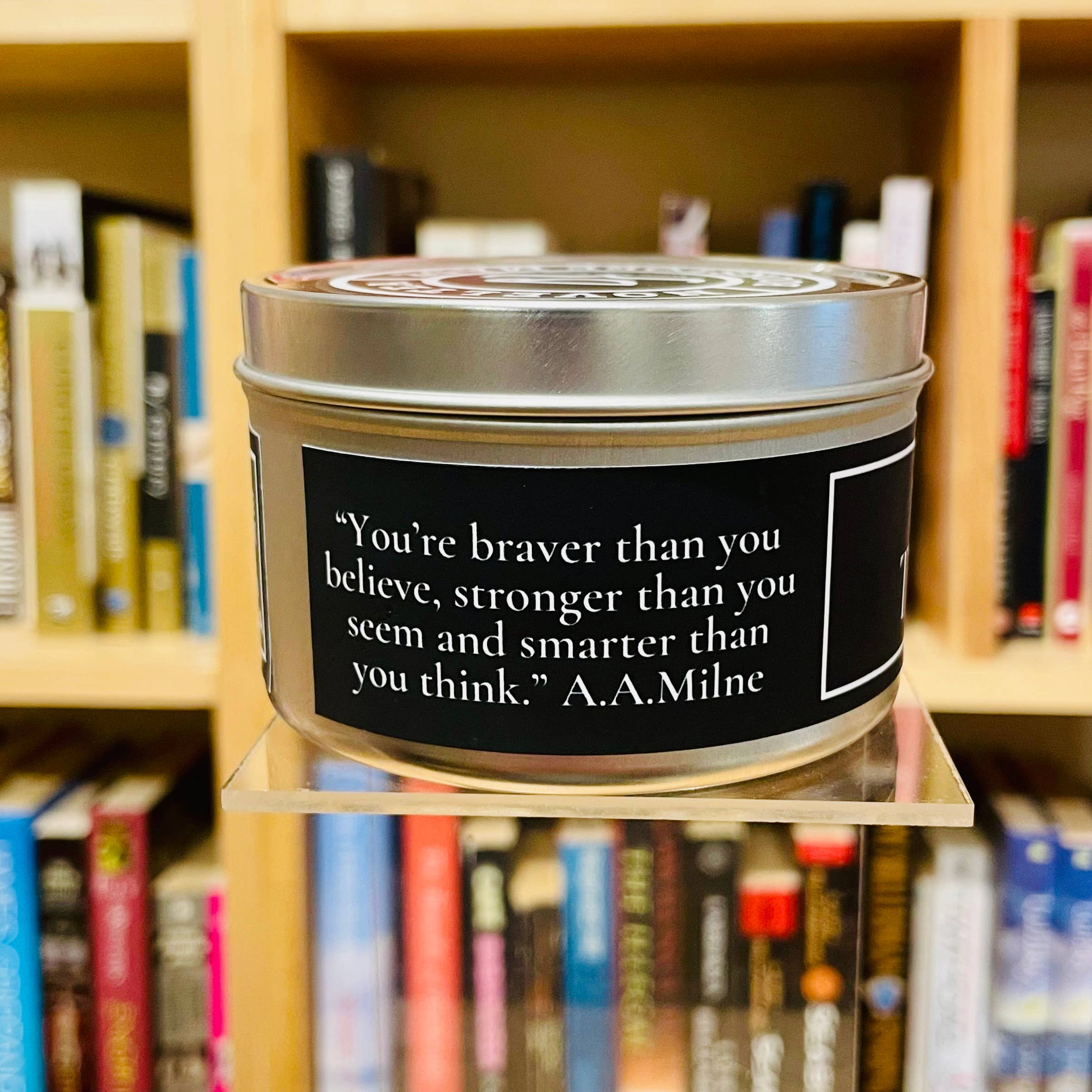 NovelTea Bookstore & Gifts - Venta al por mayor Vela aromática de viaje - Vela Black Label con aroma a miel Winnie the Pooh5