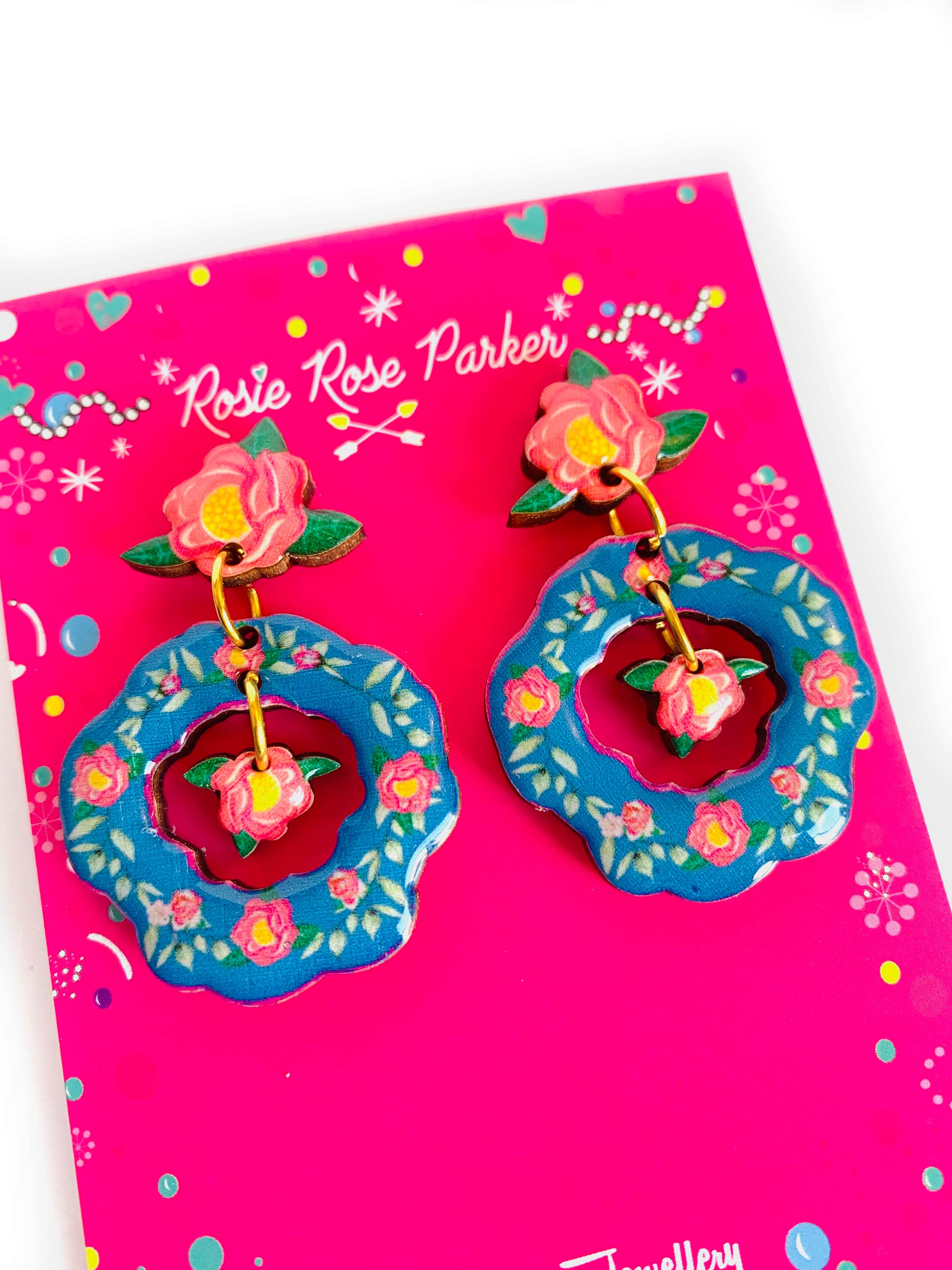 Rosie Rose Parker – Großhandel Ohrhänger – Blumige Statement-Ohrhänger mit blauen Blumen für den Sommer7