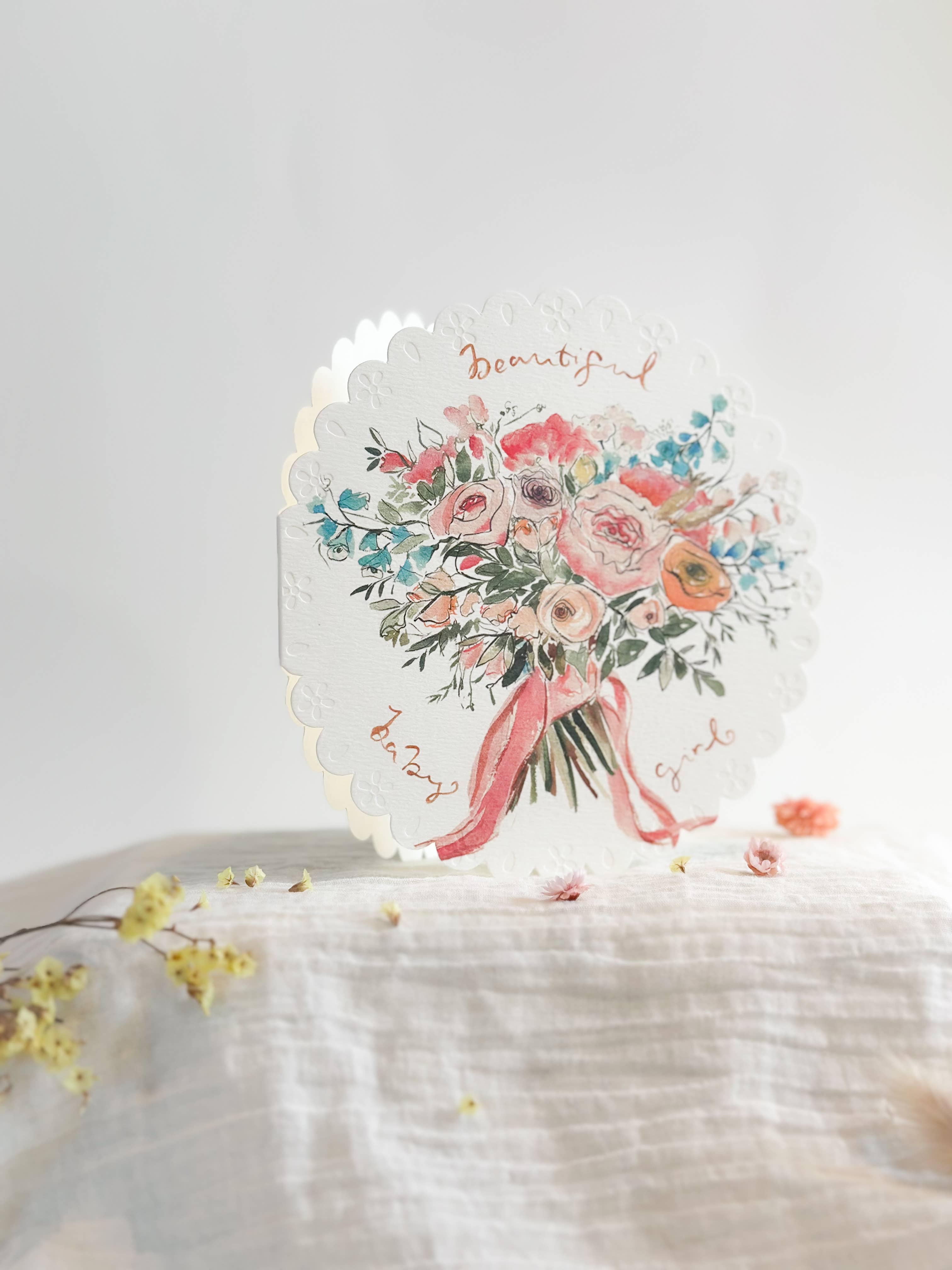 Sophie Amelia Creates – Engroshandel Babykort – Smuk baby pige - cirkulært præget kort1