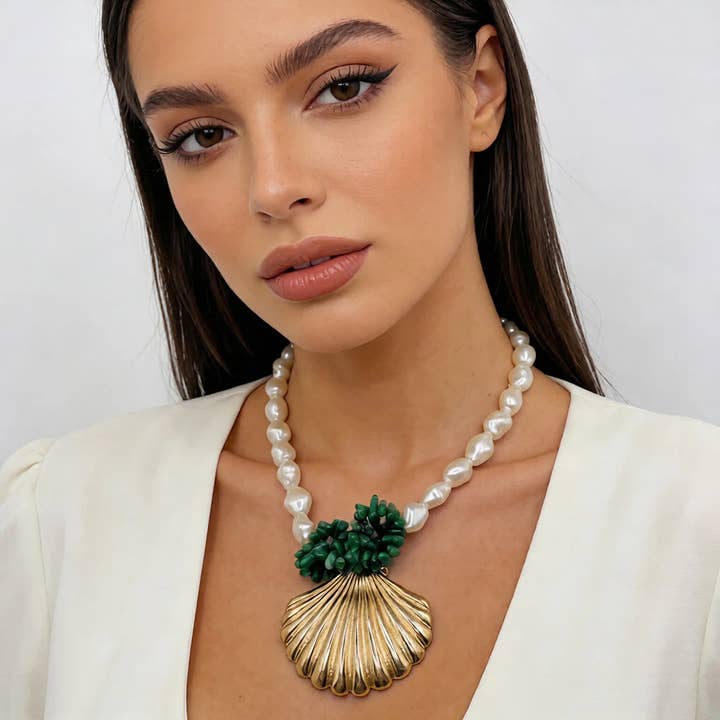 Barocka pärlor och jadehalsband med gyllene snäcka för wholesale av IngrossoZagatto by INCI SRL