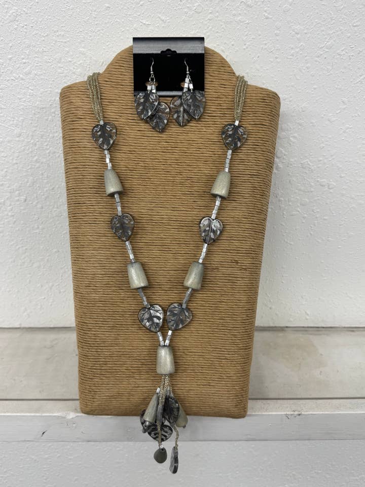 Collar de 4 hilos con corazón de resina gris plateado y borla de madera. para venta al por mayor de International Duru's