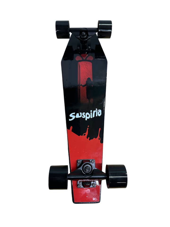 DARIO ARGENTO "SUSPIRIA" MINI PLANCHE DE SKATE COMPLÈTE EN FORME DE CERCUEIL pour la vente par Atom Age Industries