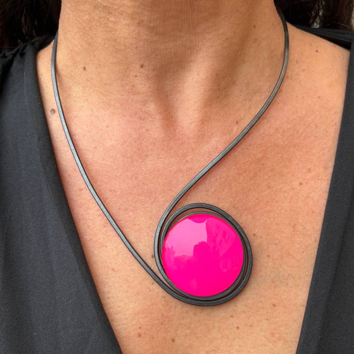 Collier "Soleil Fuchsia" – Verre fondu et fer forgé. pour la vente par CAOMKA