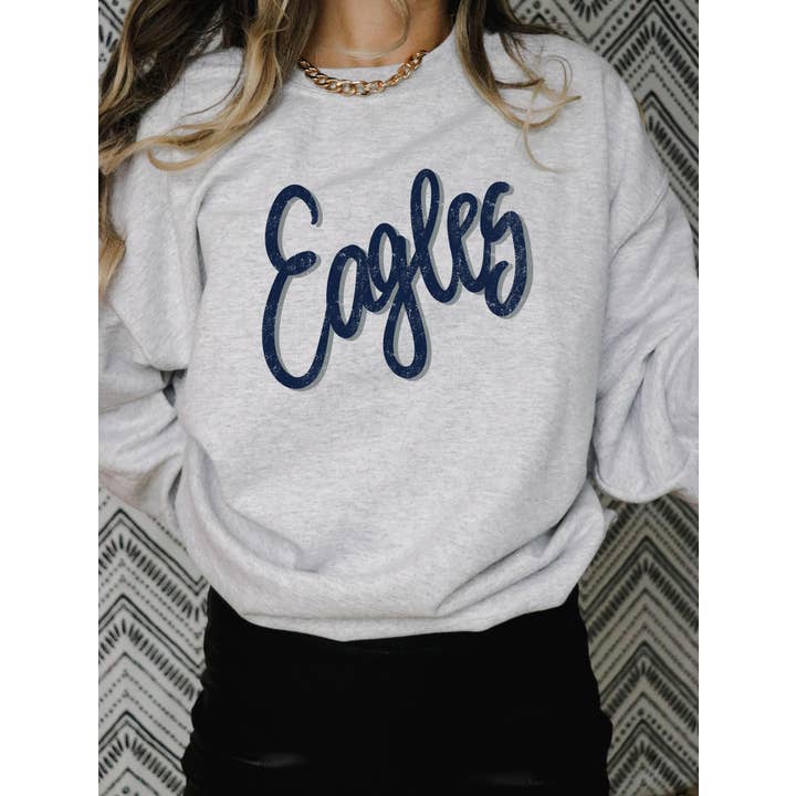 Sweatshirt en cursive "Distressed Eagles" pour la vente par Simply You Customs