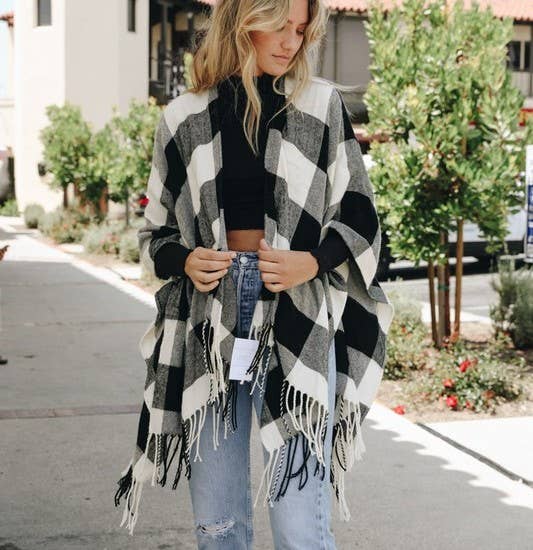 Leto Accessories – Poncho - Mulher por atacado – Buffalo Check Tassel Ruana - Fall & Winter Staple 🦬2