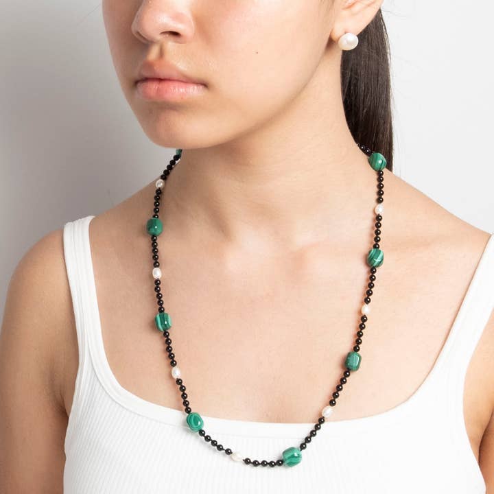 Collier en argent sterling avec agate noire, malachite et perles pour la vente par Naturagems