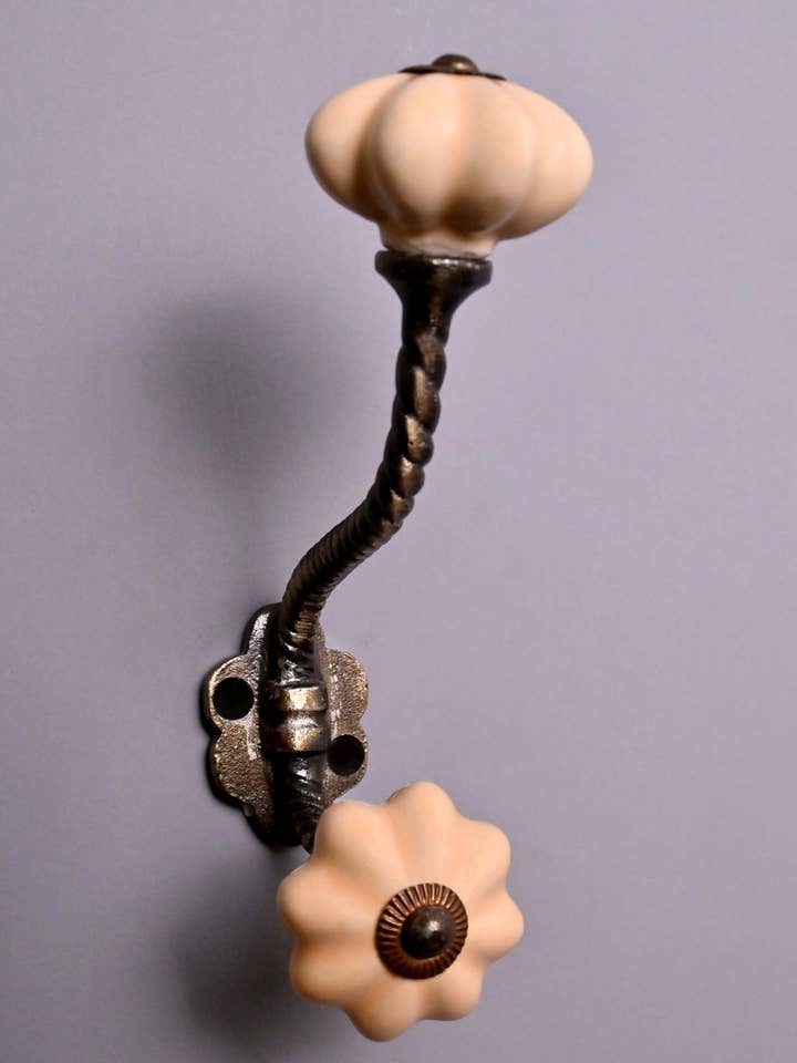 Crochet mural en céramique fait main couleur beige clair incroyable, cintre en métal pour la vente par KNOBCO