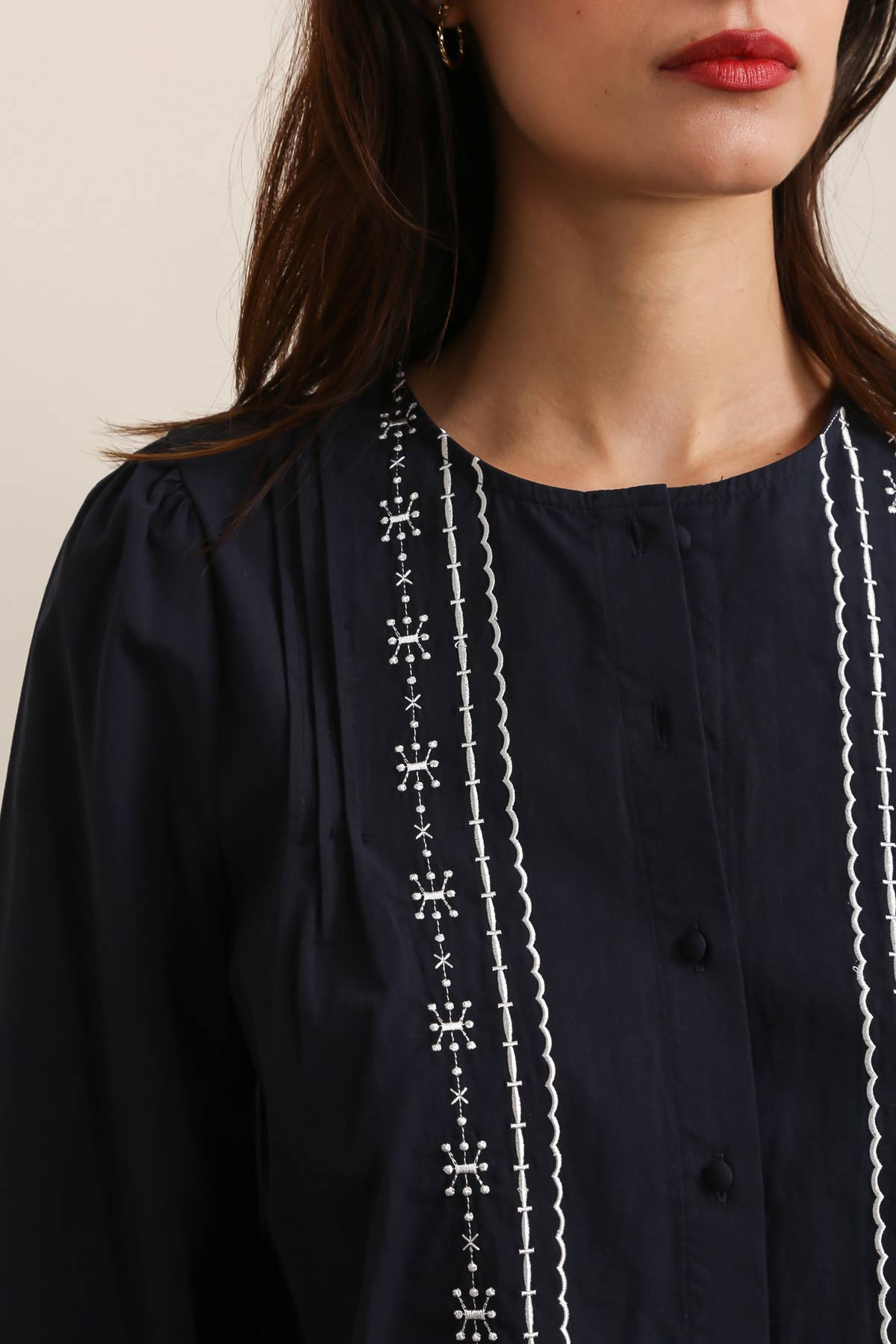 Daphnea – Engroshandel Bluse - Dame – 31893 bluse med kontrastbroderi1