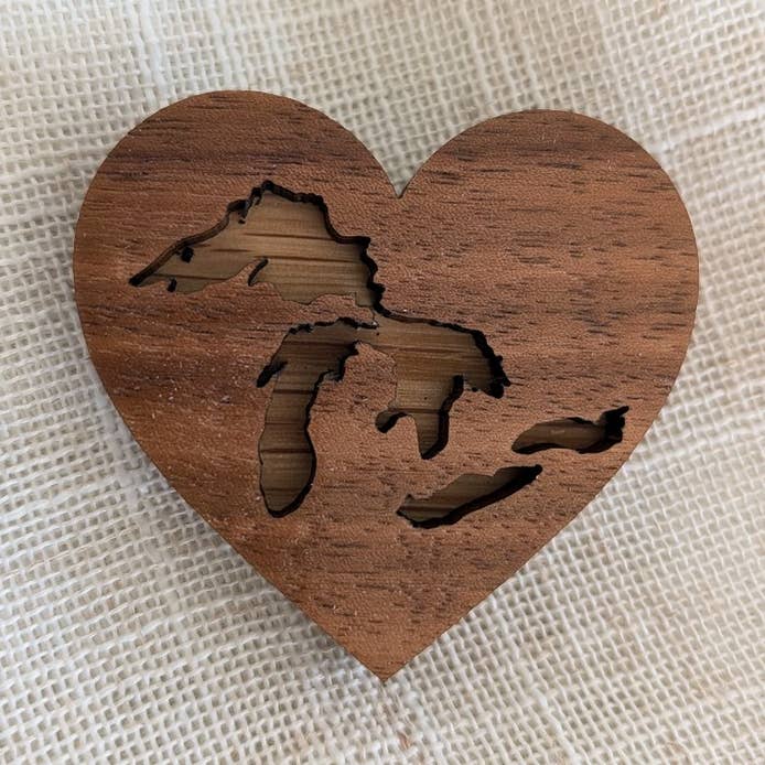 Imán de los Grandes Lagos - Recuerdo de madera de Canadá - Imán en forma de corazón para venta al por mayor de Foxwood Gifts Canada