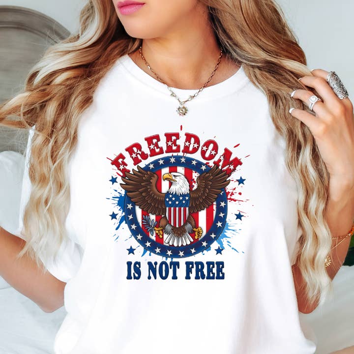 T-shirt graphique du 4 juillet "La liberté n'est pas gratuite" pour la vente par Happy Mail Wholesale