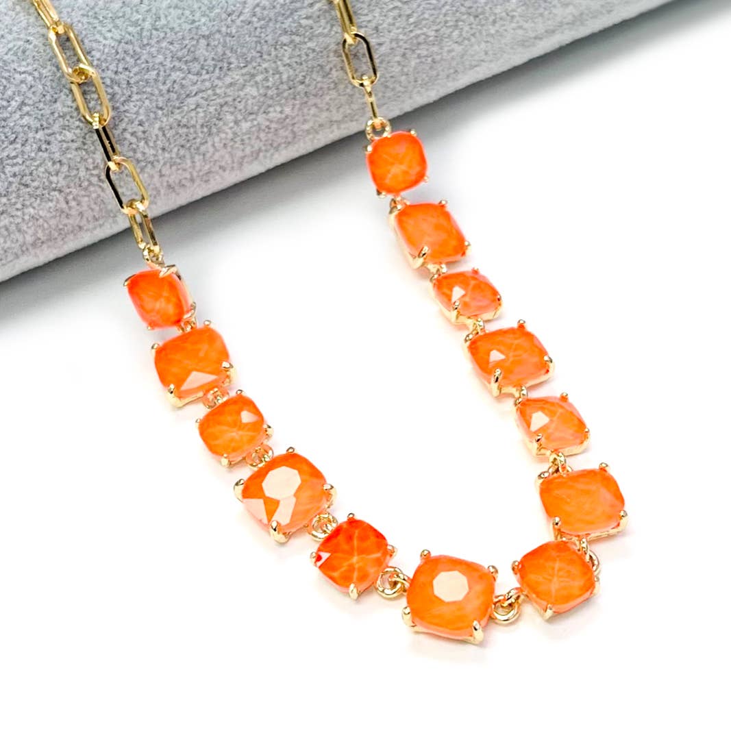 StarryNYC – Großhandel Gliederhalskette – Neon-Halskette mit kissenförmig geschliffenen Glassteinen und Gliederkette4