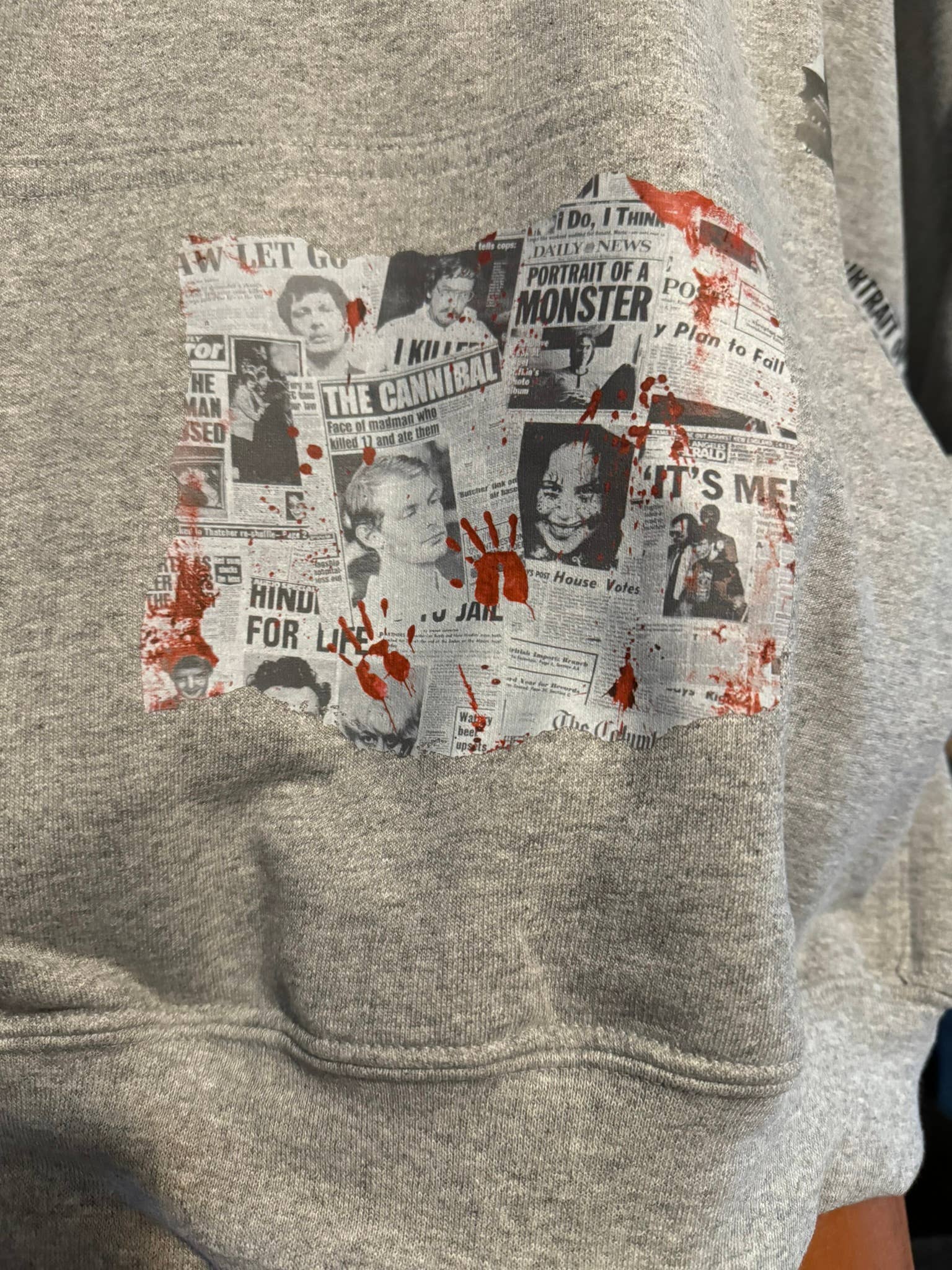 Zombie Paws – wholesale Hoodie - Dam – True Crime Obsessed Hoodie Med Nyheter Klippbilder8