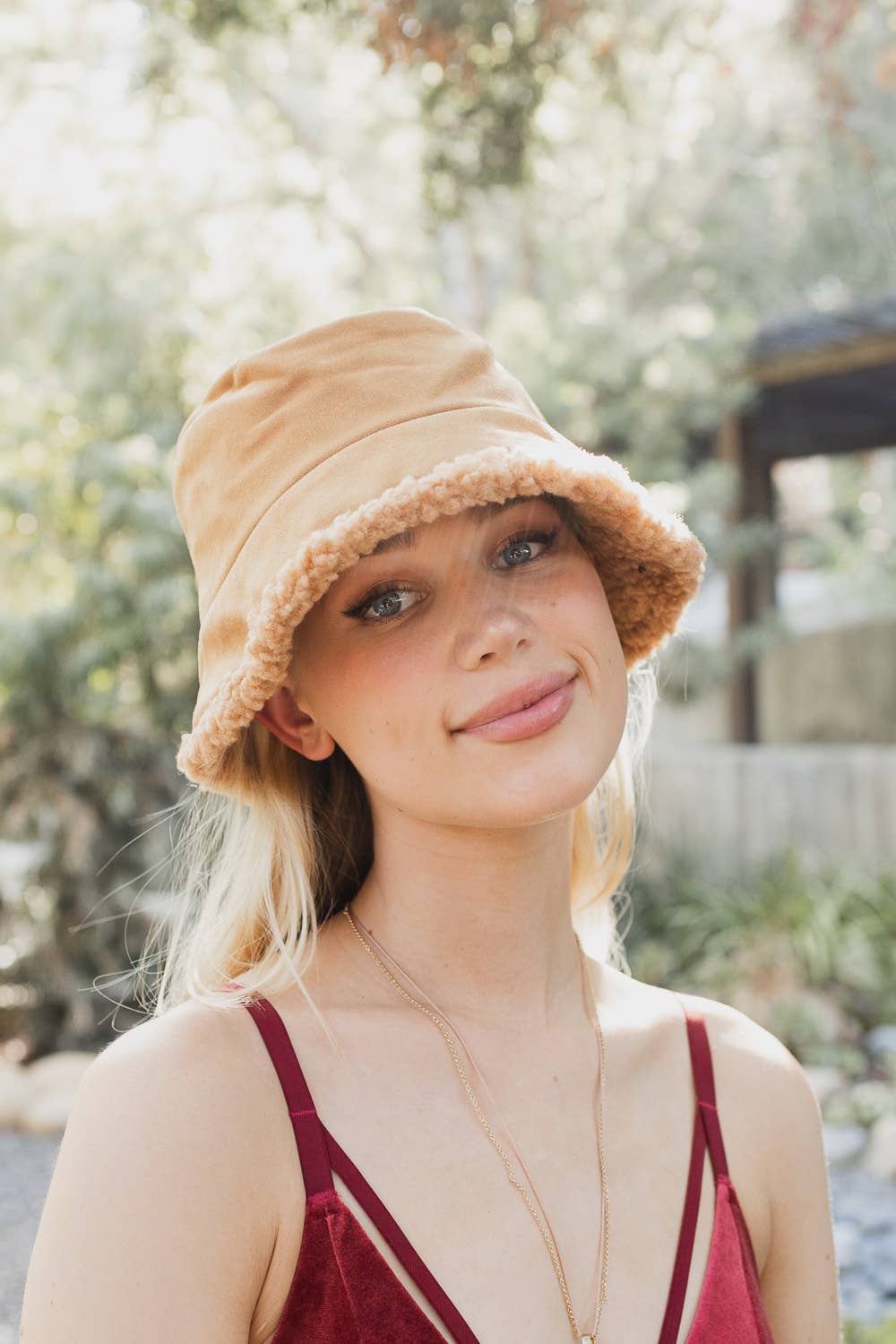 Leto Accessories - Wholesale Vissershoedje - Dames - Omkeerbare emmerhoed van Teddy Sherpa & Suede 🌼 Gezellig en chique!3