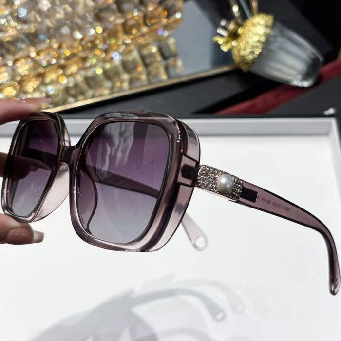 PEACH ACCESSORIES – wholesale Sunglasses – Women's – Oversized Frame Sunglasses with Unique Pearl Accent 78502