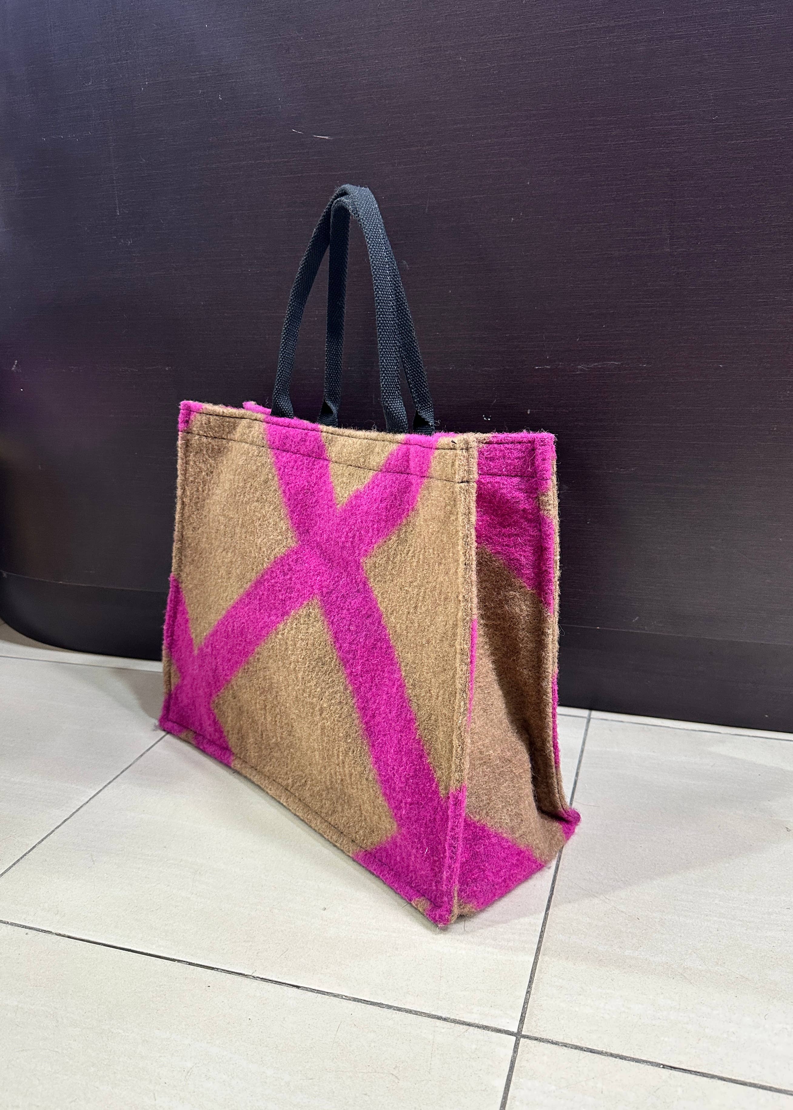 JULIA PARIS - Wholesale Shoulder Bag - Women's - Felt shoulder tote bag with fuchsia and camel pattern1