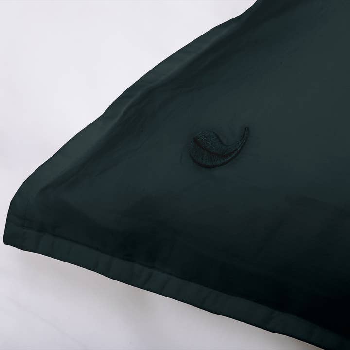 Set copripiumino in raso Kandalama (verde scuro con foglie verde scuro) per la vendita all'ingrosso da parte di Four Leaves