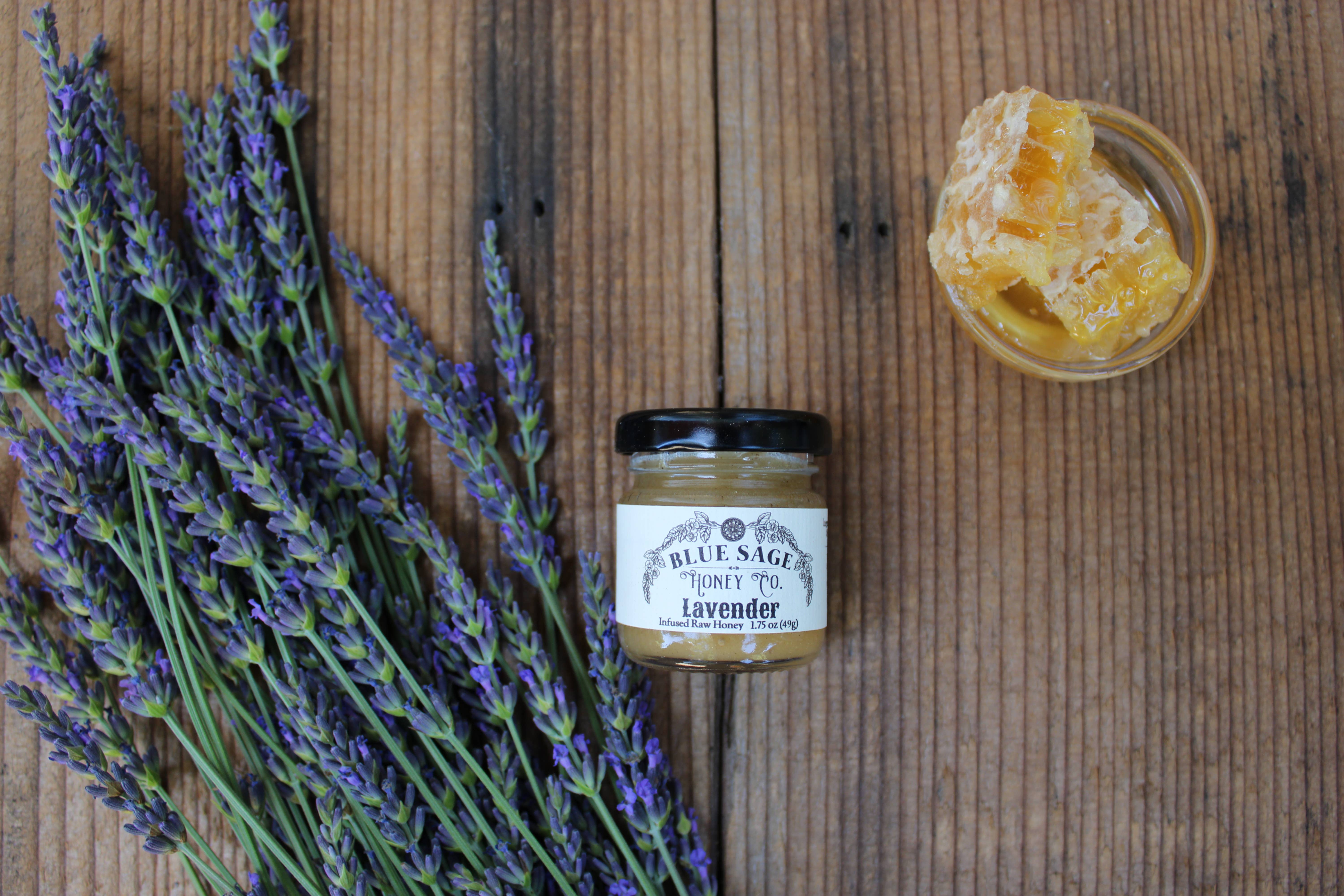 Blue Sage Honey Co. – wholesale Honung – Lavendelinfuserad rå honung med riktiga blommor2