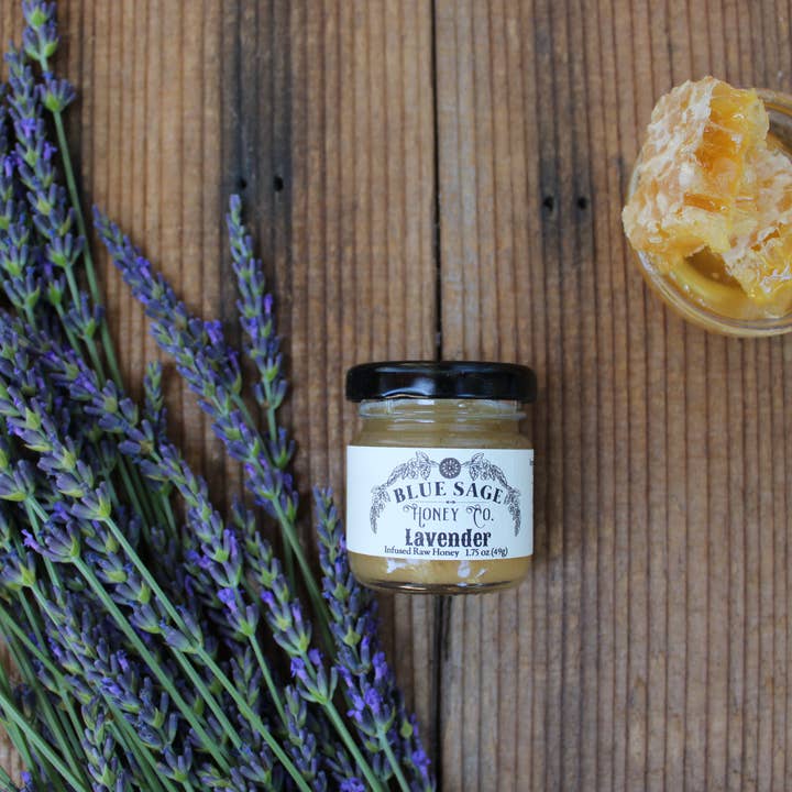 Blue Sage Honey Co. – wholesale Honung – Lavendelinfuserad rå honung med riktiga blommor2