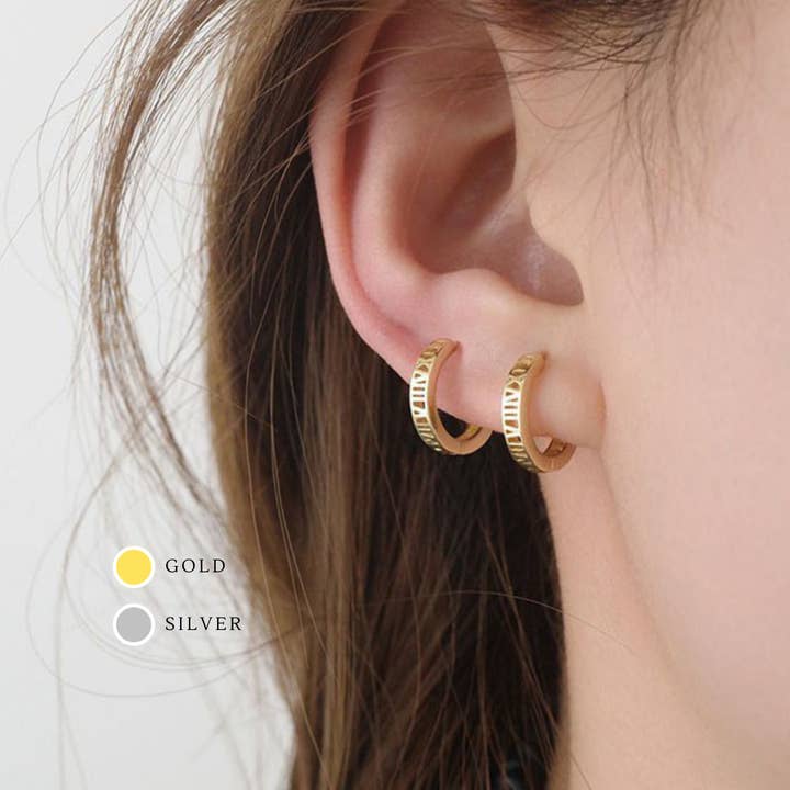 Boucles d'oreilles créoles huggie en vermeil doré E065 avec chiffres romains pour la vente par Melange Blanc