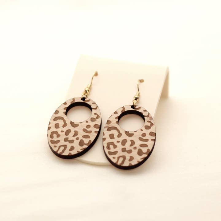 Træ Leopard Print øreringe for engroshandel hos Little Blue Jewelry + Displays by M3 Custom Designs