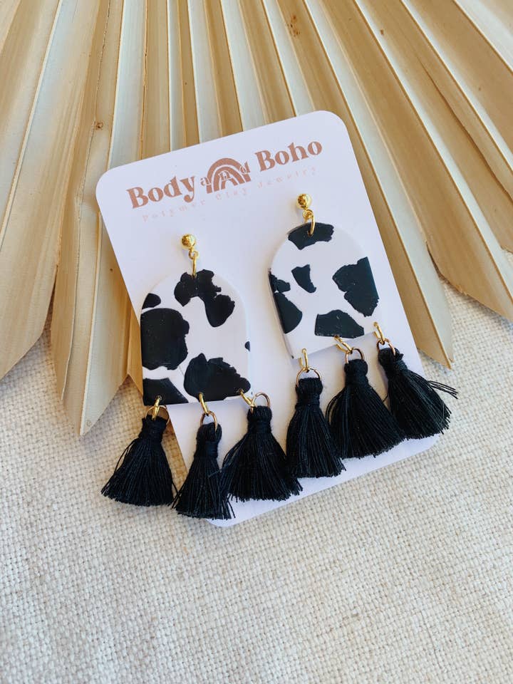 Den sorte ko Print kvast buer for engroshandel hos Body & Boho