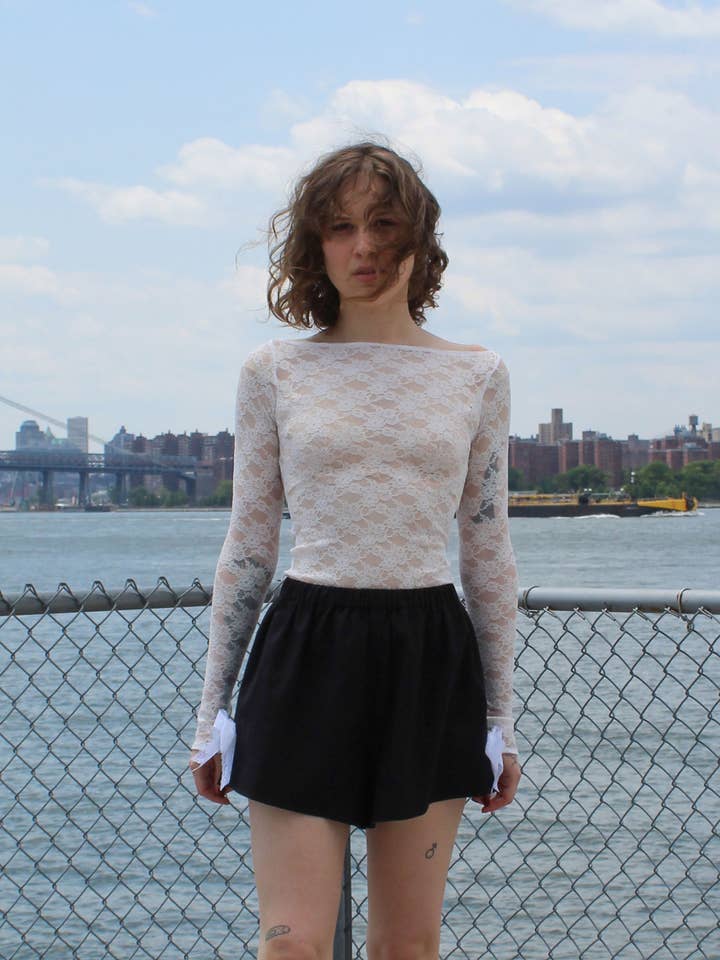 Top en dentelle à manches longues en Purity pour la vente par Heather Stanko