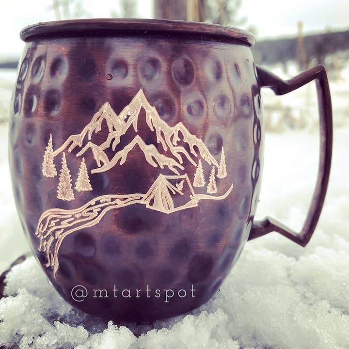 Mug en cuivre gravé pour Moscow Mule | Design de tente de camping pour la vente par Montana Art Spot