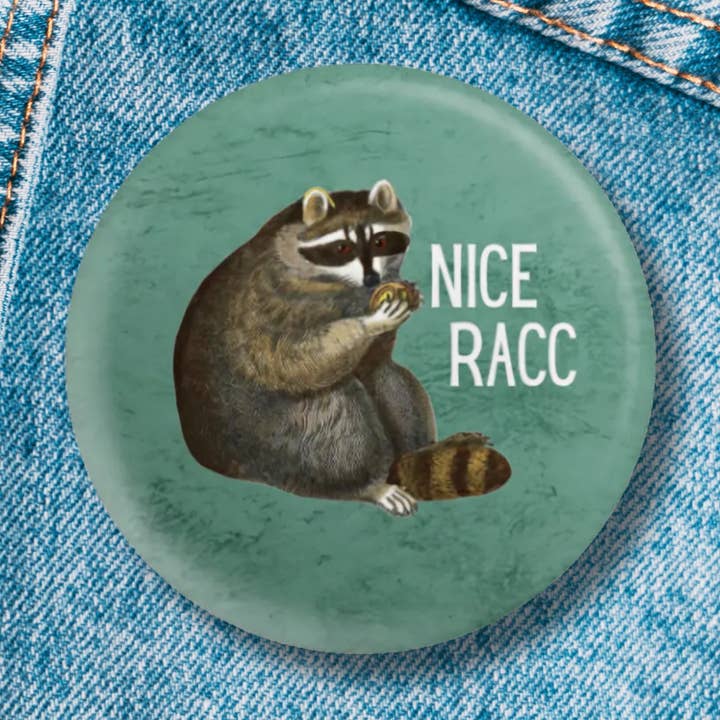 Spilla con illustrazione vintage di procione "Nice Racc" 1,25" per la vendita all'ingrosso da parte di GetBullish