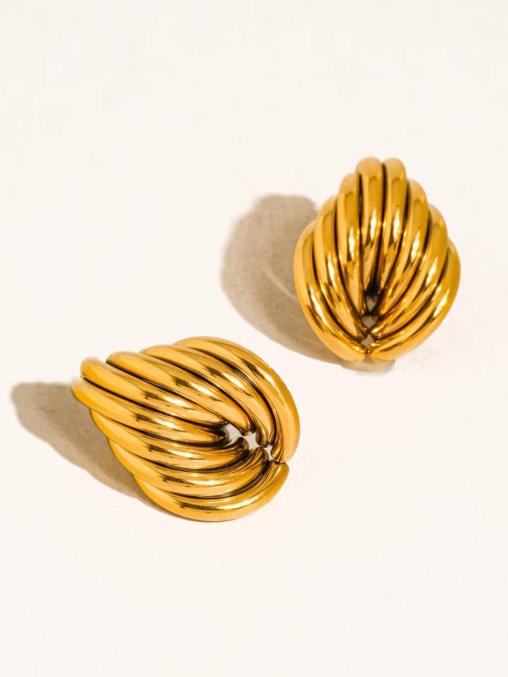 Boucles d'oreilles en forme de goutte d'eau superposées Lysandra en or 18K non ternissable pour la vente par Flânerie by MAIQ