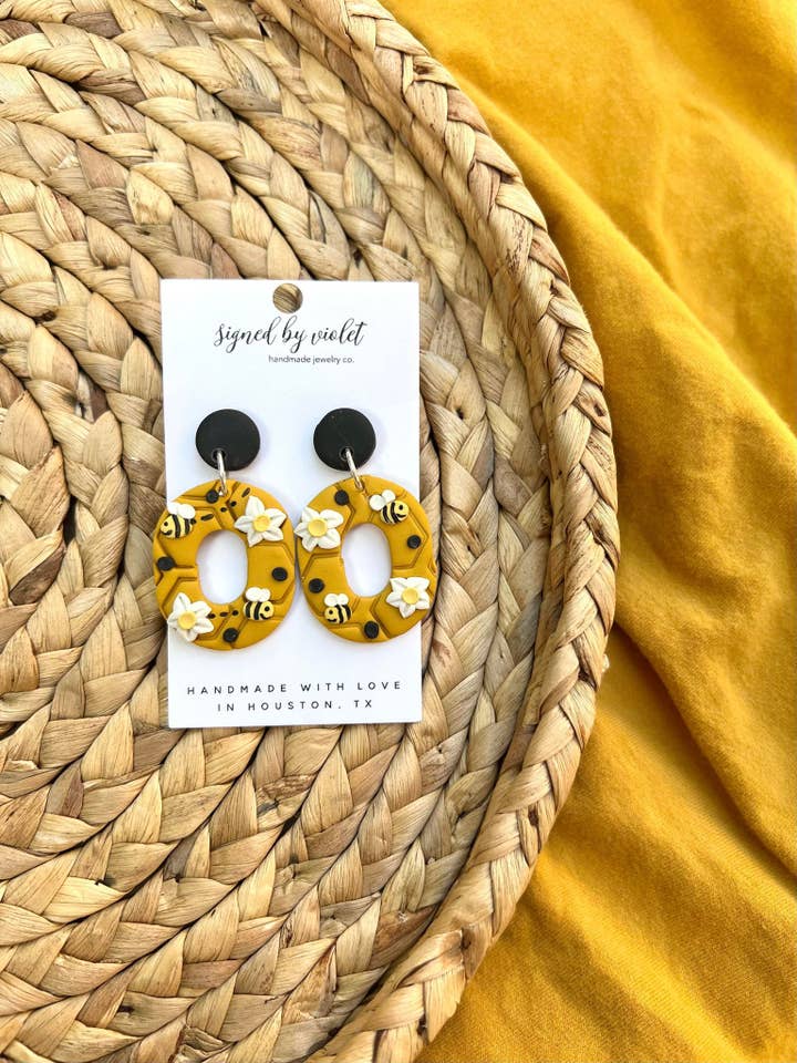 Orecchini ovali con ape miele per la vendita all'ingrosso da parte di Signed by Violet