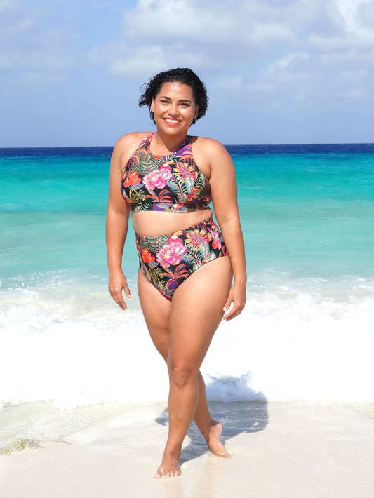 Haut à col montant Zoe pour la vente par Wild Isles Swim