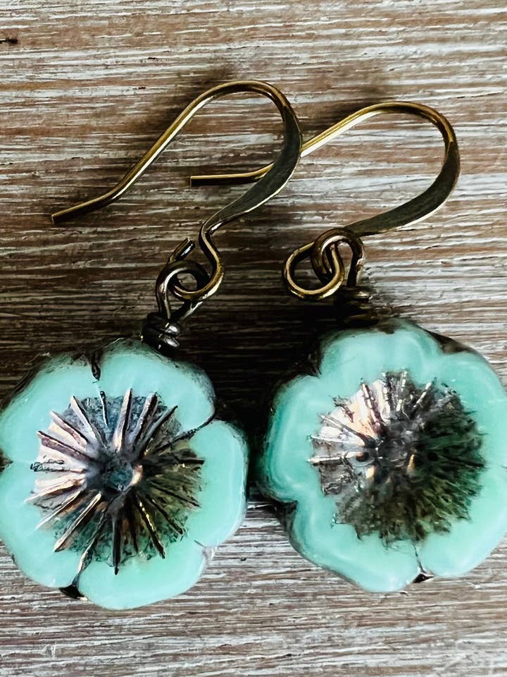 Boucles d'oreilles à fleurs en verre pressé aqua de style vintage pour la vente par Twist Style
