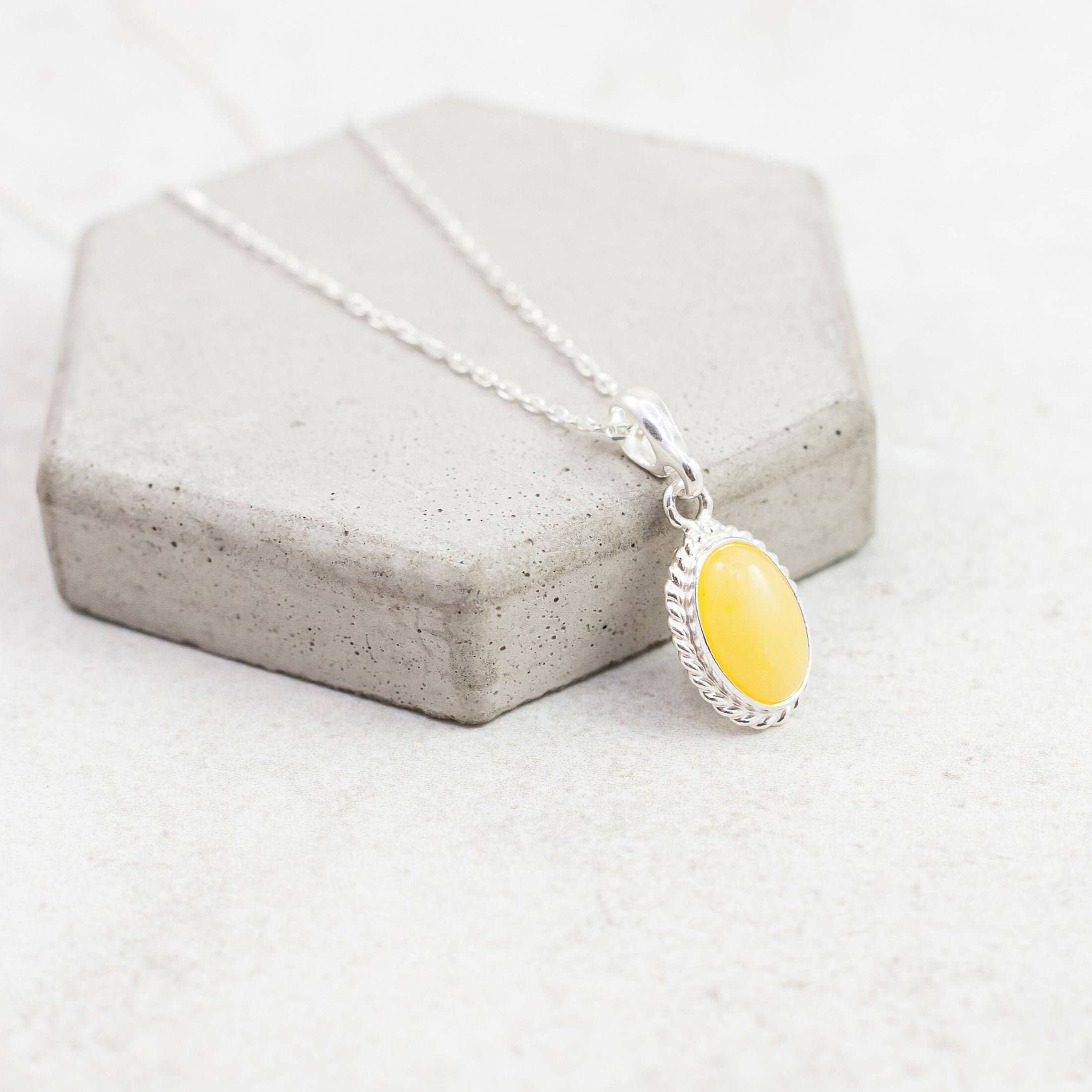 Marcin Waryszak – Colar pingente/pendente por atacado – Colar Pendente Âmbar Egg Yolk Baltic Colar Pendente Âmbar Oval1