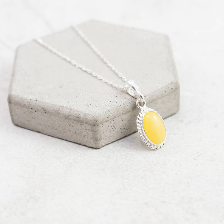 Marcin Waryszak - Vendita all'ingrosso Collana con ciondolo/pendaglio - Collana con ciondolo ovale in ambra baltica a tuorlo d'uovo1