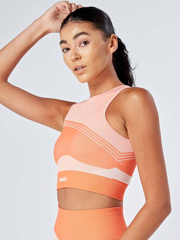 Crop top Racer à blocs de couleurs recyclés en sergé actif - Corail pour la vente par Twill Active LLC
