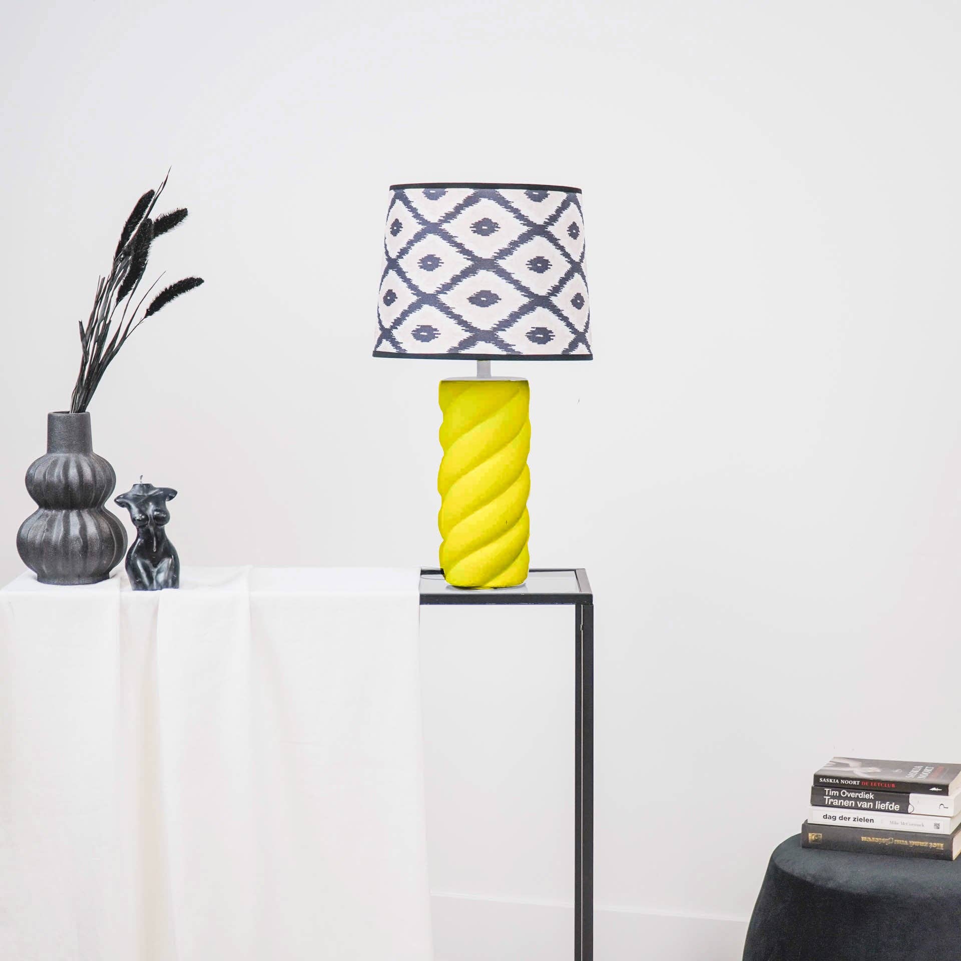 Housevitamin bv - Wholesale Accent/Desk Lamp - Table Lamp - Ceramics - Neon Yellow  - E27- 12x12x28cm1