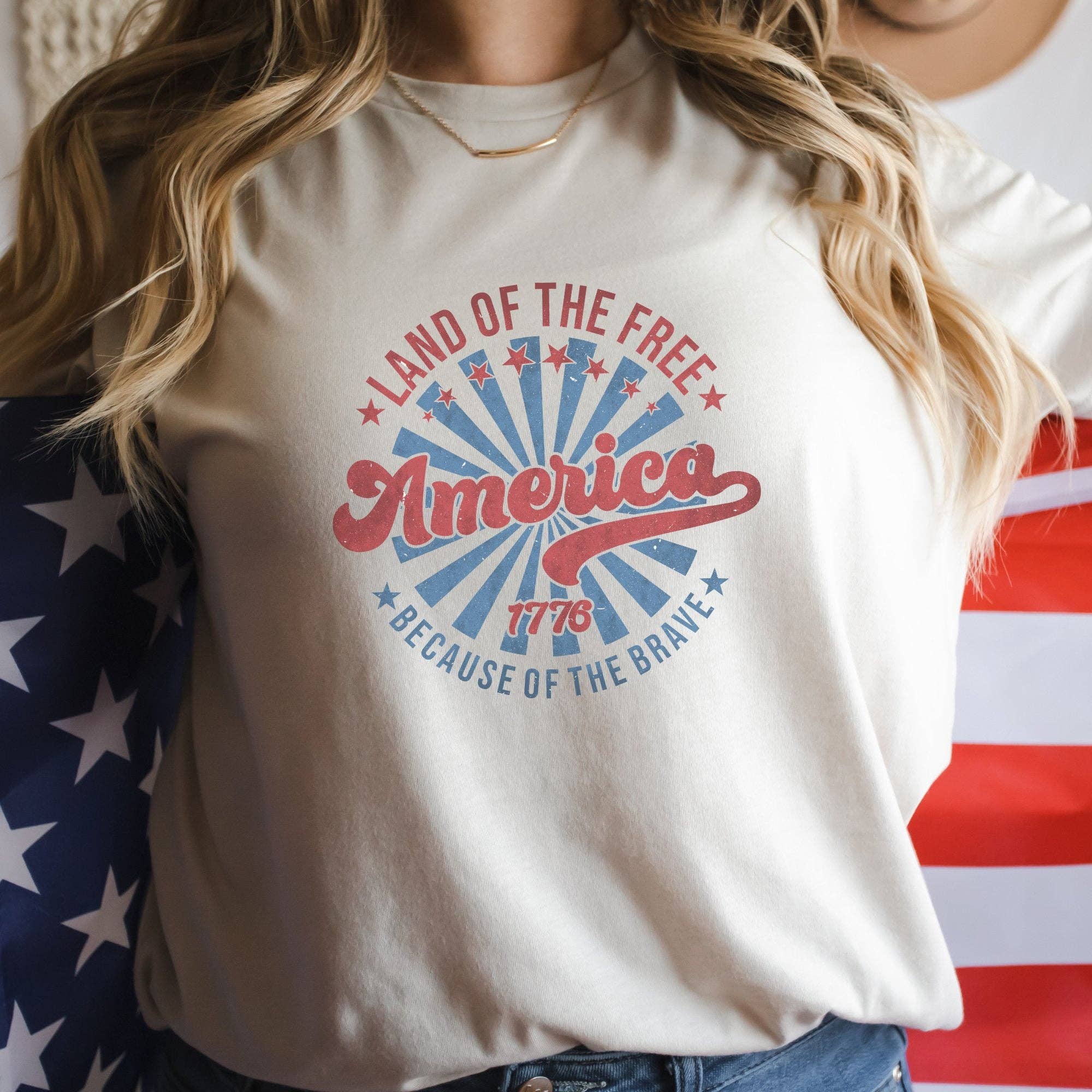 Trendznmore - Modern Graphic Apparel – Engroshandel T-shirt med print - Dame – Retro Land of the Free Patriotic T-shirt4