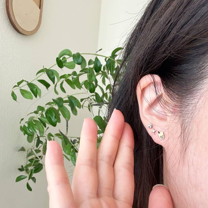 Dainty Little Tiny Things – wholesale Solitärörhängen – Tiny Tiny Wish Upon a Star Studs - Platt Rygg3