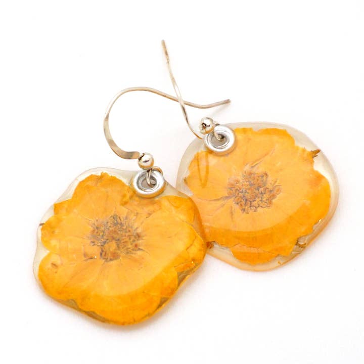 69215 Miniatyr gul ros blomma örhängen för wholesale av Petal Connection